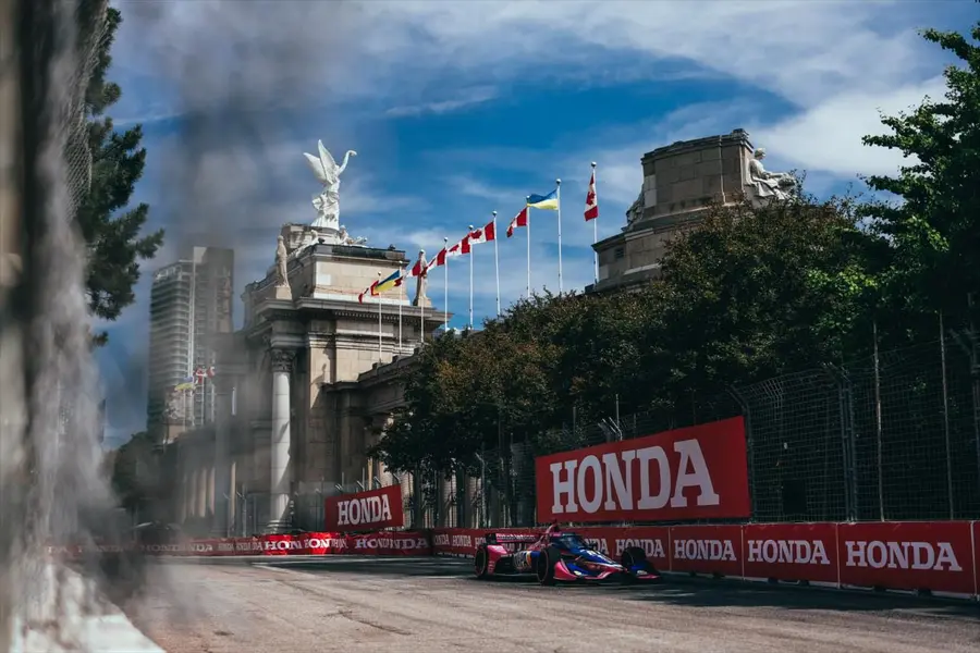 Hoarding & Barricade Wraps. Banner vinyl and PSV produced by IAC for Be Seen / Honda Indy